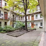 Walk To Opera & Basilica - Live Like A Local